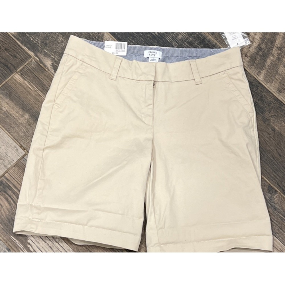 New $45 Crown & Ivy Caroline Women's Khaki Pebble Shorts 9" Inseam Size 4 30"